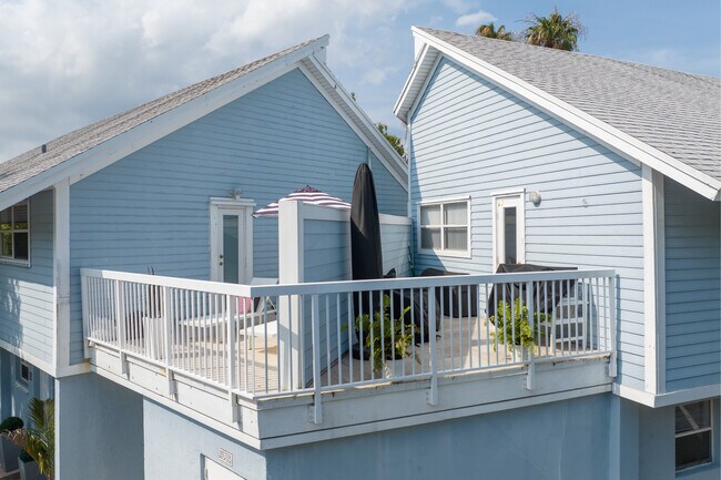 Le Phare Condominiums in Key Biscayne, FL - Foto de edificio - Building Photo