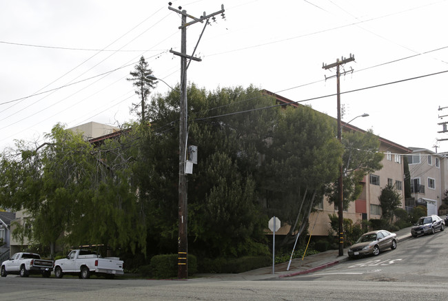 5410 Broadway in Oakland, CA - Foto de edificio - Building Photo