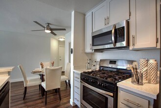 Toluca Lofts in Toluca Lake, CA - Foto de edificio - Building Photo