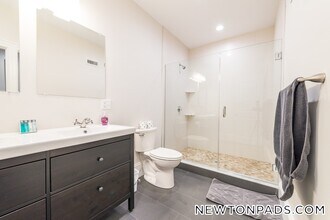 2044 Beacon St, Unit 1 in Newton, MA - Foto de edificio - Building Photo