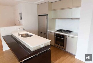 24-15 Queens Plaza N in Queens, NY - Building Photo - Building Photo