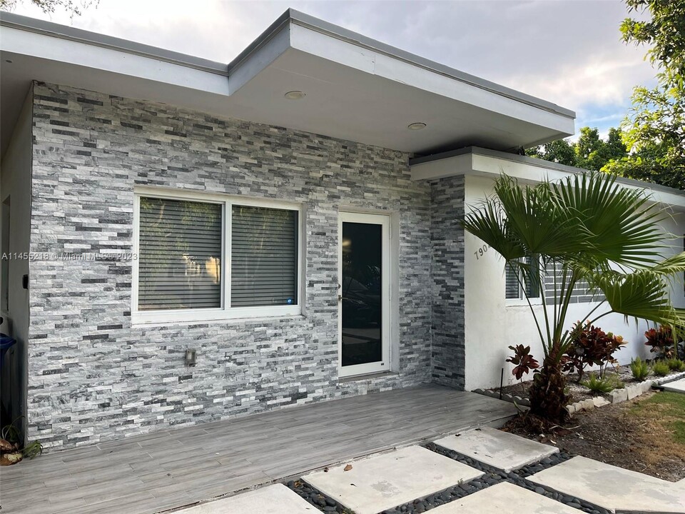 7902 SW 68th Ave in South Miami, FL - Building Photo