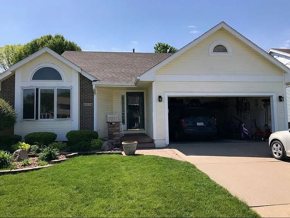 4814 Meadow Valley Dr in West Des Moines, IA - Building Photo