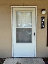 813 E Rosewood Ln in Tavares, FL - Building Photo