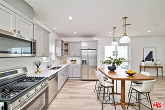1106 Queen Anne Pl in Los Angeles, CA - Foto de edificio - Building Photo