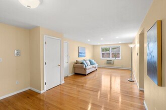 12 Colonial Village Dr in Arlington, MA - Building Photo - Building Photo