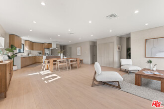 7833 Naylor Ave in Los Angeles, CA - Building Photo - Building Photo