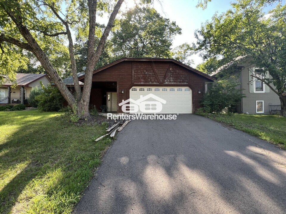 13100 Vernon Ave in Savage, MN - Building Photo