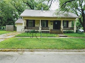 711 N Chestnut St in Pittsburg, KS - Building Photo