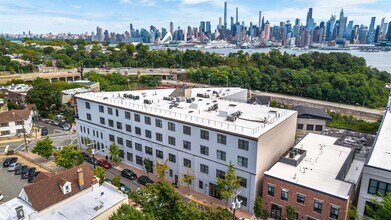 550 Gregory Ave in Weehawken, NJ - Building Photo - Building Photo