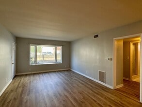 14701 Dickens St in Los Angeles, CA - Building Photo - Building Photo