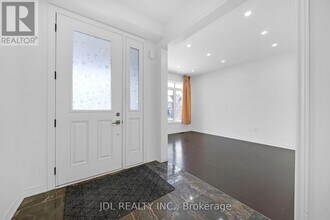 70 Forest Edge Crescent in East Gwillimbury, ON - Building Photo - Building Photo