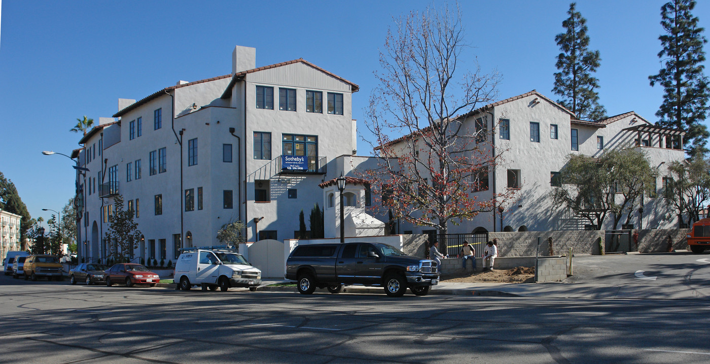 Granada Court in Pasadena, CA - Building Photo