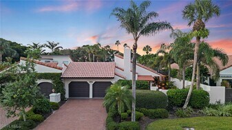 504 Tierra Mar Ln E in Naples, FL - Building Photo