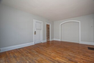 738 Kingsland Ave in University City, MO - Foto de edificio - Building Photo