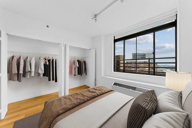 2 S End Ave, Unit 1814 in New York, NY - Foto de edificio - Building Photo