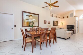 140 Paddock Ln in Greenacres, FL - Foto de edificio - Building Photo