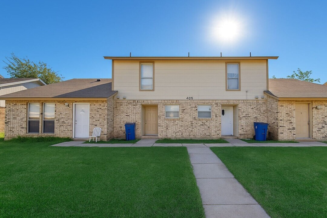 425 SW Thomas St in Burleson, TX - Building Photo