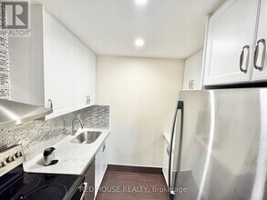 3025 The Credit Woodlands in Mississauga, ON - Building Photo - Building Photo