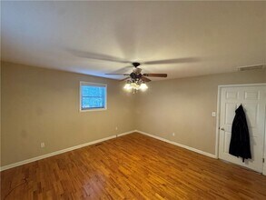 718 E Debra Dr in Fayetteville, AR - Foto de edificio - Building Photo