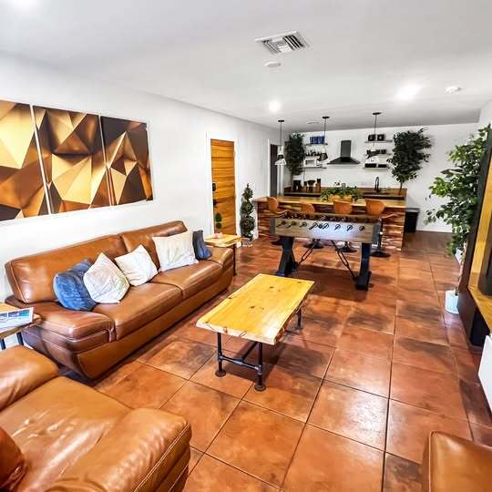 1740 NE 49th St in Oakland Park, FL - Foto de edificio - Building Photo