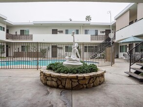 Beverly Arms in Van Nuys, CA - Foto de edificio - Building Photo