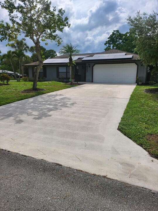 6507 Green Dolphin St in Fort Pierce, FL - Building Photo