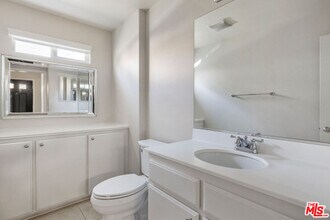 6840 De Celis Pl in Los Angeles, CA - Building Photo - Building Photo