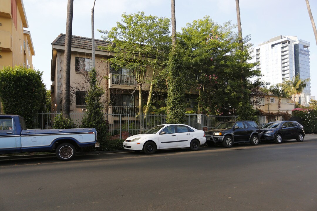 6040 Carlton Way in Los Angeles, CA - Foto de edificio