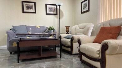 7300 W Pirates Cove Rd in Las Vegas, NV - Foto de edificio - Building Photo