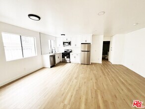 5440 Carlton Way in Los Angeles, CA - Foto de edificio - Building Photo