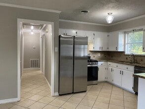 212 S 5th St in Nederland, TX - Building Photo - Building Photo