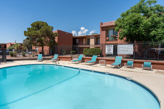 San Miguel in El Paso, TX - Foto de edificio - Building Photo