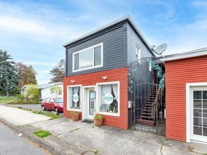 9041-9049-9049 NE Sandy Blvd in Portland, OR - Building Photo - Building Photo