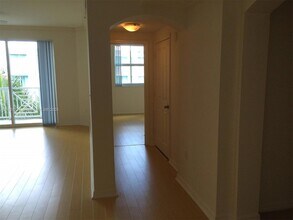 9172 Collins Ave, Unit 402 in Surfside, FL - Building Photo - Building Photo