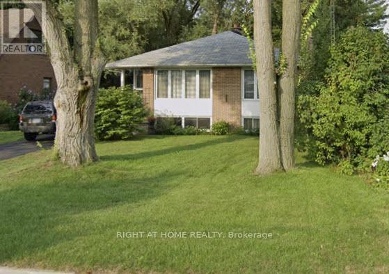 58 Allister Ave in Toronto, ON - Building Photo