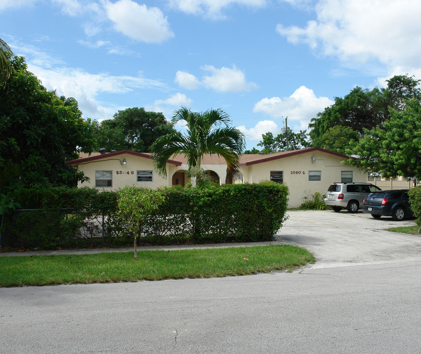 2560-2566 NE 191st1 St in Miami, FL - Building Photo