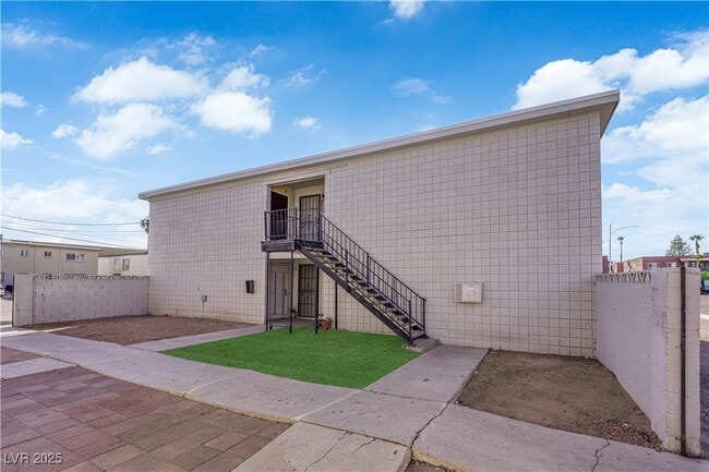 property at 2908 E Poplar Ave