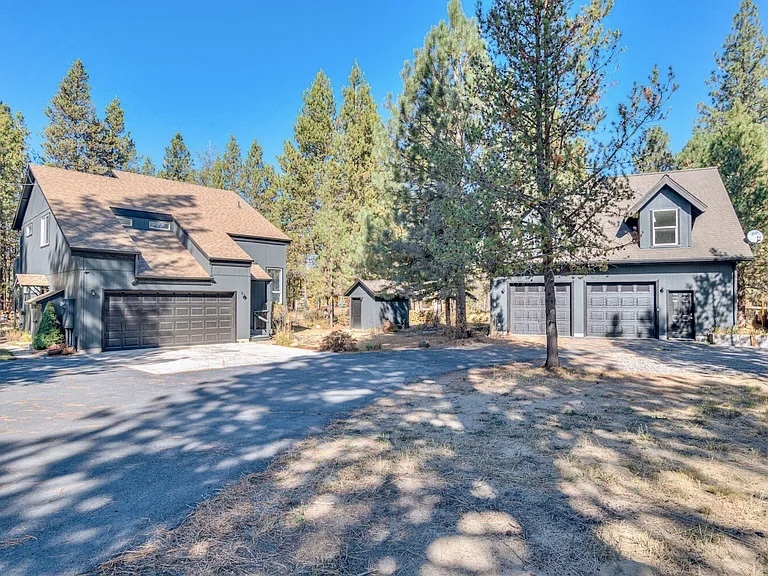 16330 Mule Deer Ln in Bend, OR - Building Photo