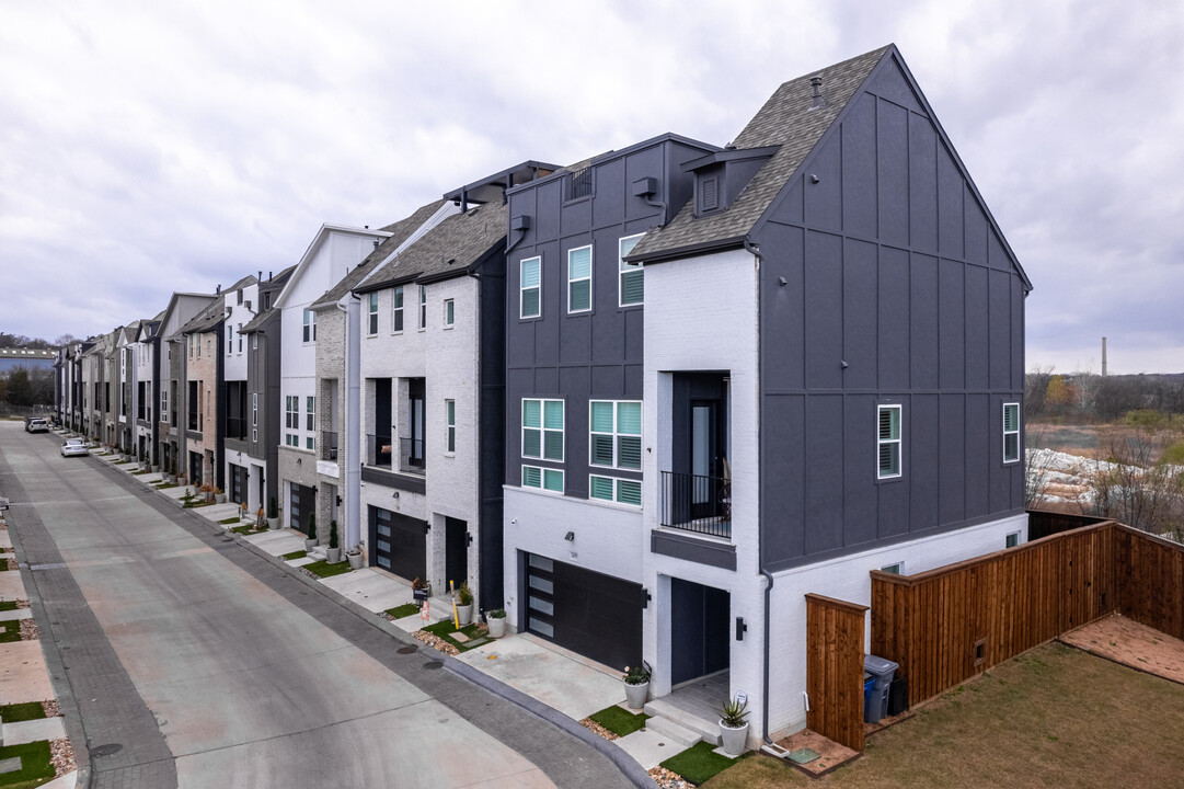 SoHo Square in Dallas, TX - Building Photo