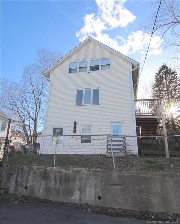 6 Dudley St in Bristol, CT - Building Photo