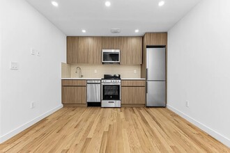 104 Bayard St in New York, NY - Building Photo - Building Photo