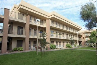 Hacienda Del Rio Apartments in Phoenix, AZ - Foto de edificio - Building Photo