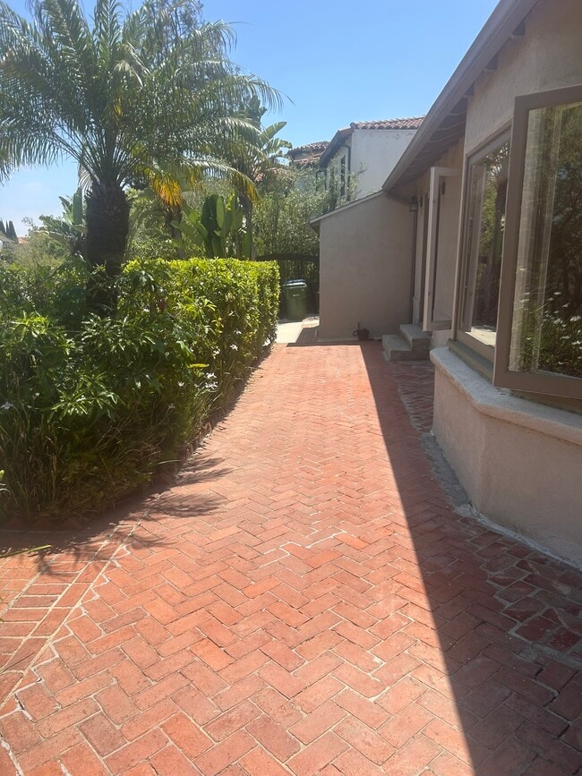 10321 Rochester Ave in Los Angeles, CA - Building Photo - Building Photo