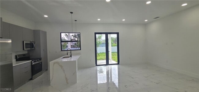 306 NE 10th Terrace in Cape Coral, FL - Foto de edificio - Building Photo