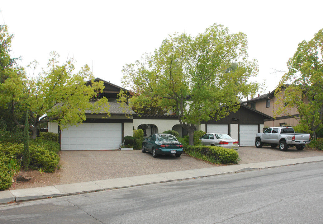 10370 Alpine Dr in Cupertino, CA - Foto de edificio