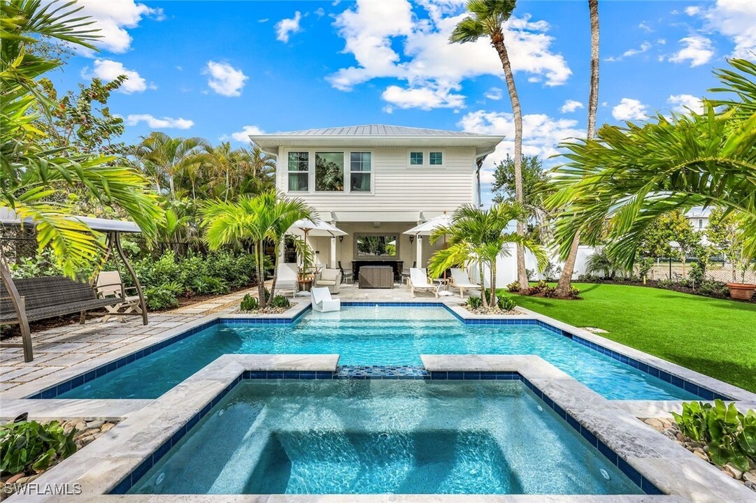 1437 Sandpiper St in Naples, FL - Building Photo