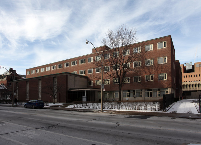 Wellesley Street West in Toronto, ON - Building Photo - Building Photo