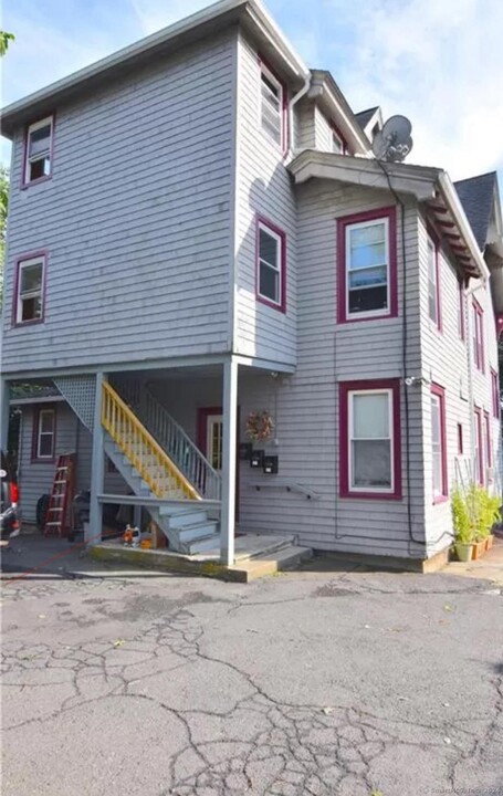 11 Southview St in Naugatuck, CT - Building Photo