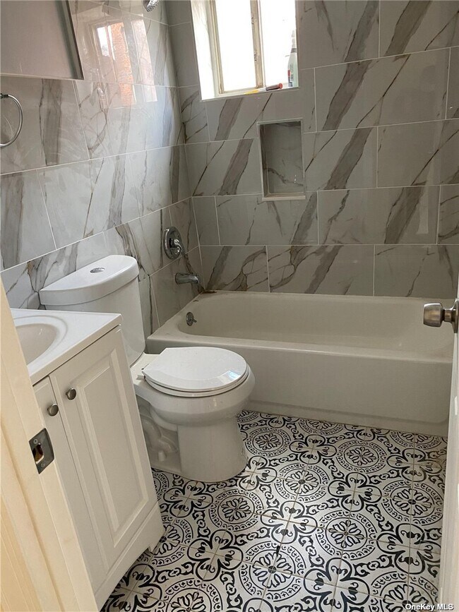 41-21 70th St-Unit -3RD FL in Queens, NY - Building Photo - Building Photo